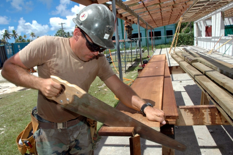 menuisier-CANNES-min_worker_construction_building_carpenter_male_job_build_helmet-893290